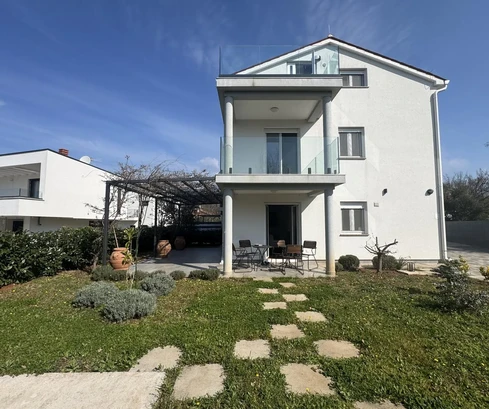 Istria, Zbandaj, appartamento su tre piani di 126 m² con 4 camere da letto, giardino e parcheggio