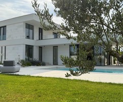 Modern luxusvilla medencével és gyönyörűen kialakított kerttel - teljesen bútorozott, csak 300 m-re a tengertől