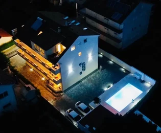 K. Novi – Villa kerttel és úszómedencével