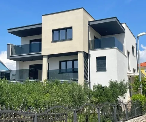 K. Štafilić, casa independiente de 348 m2 con garaje de 36 m2 en una parcela de 1440 m2