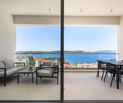 Trogir, Ciovo, luxus penthouse tetőterasszal és úszómedencével