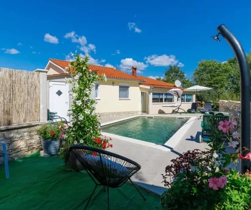 Casa indipendente con piscina in vendita a Dignano in Croazia