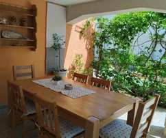 Lato sud dell'isola di Vir, con molta vegetazione