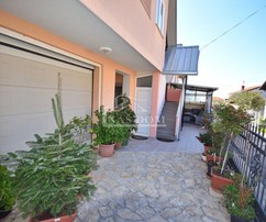 Tribunjban apartmanokkal rendelkező családi ház eladó