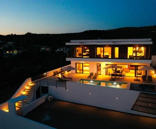 Luxusvilla eladó a tenger közelében Jakišnicán Horvátországban