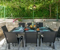 Edificio de apartamentos en venta en Čiovo a solo 100 metros del mar en Croacia