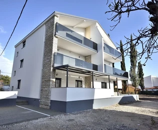 Vodice – nowo wyremontowane, komfortowe mieszkanie na parterze z ogrodem, 300 m od plaży