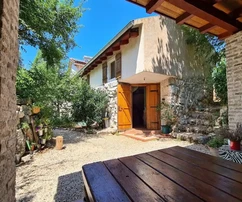 ANTIGUA CASA DE PIEDRA CON AMPLIO JARDÍN, EN UNA ZONA TRANQUILA RODEADA DE BOSQUE.