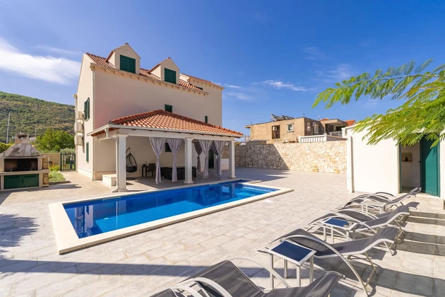 Casa moderna con piscina disponible en Rijeka Dubrovačka para comprar en Croacia