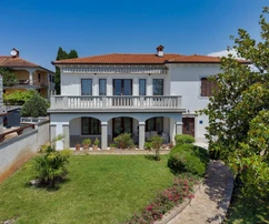 Istria, Umago – Elegante casa con vista mare vicino al mare