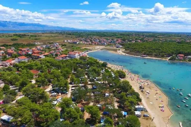 Terrain constructible attractif (Privlaka à 150 m de la mer)