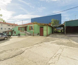 Központi fekvésű családi ház üzlethelyiségekkel eladó Horvátországban