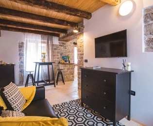 Casa a schiera con appartamenti e spazi commerciali in vendita a Oprtalj in Croazia