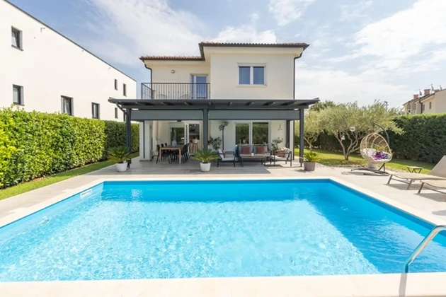 Poreč, Rosini, moderní a elegantní rodinná vila s bazénem a výhledem na moře