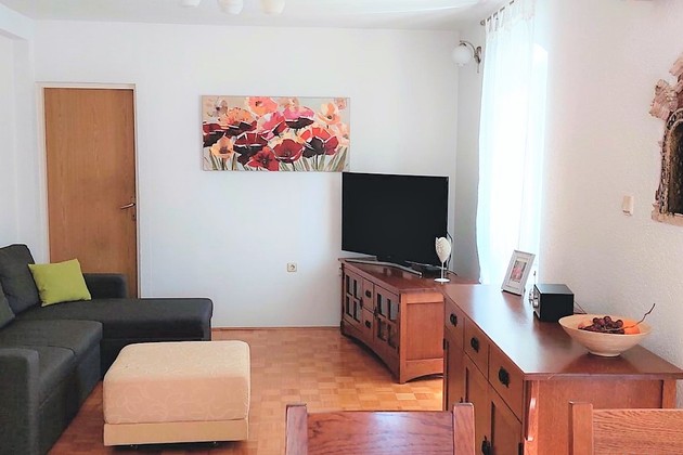 Saniertes Steinhaus mit mehreren Wohneinheiten in Kaštel Lukšić