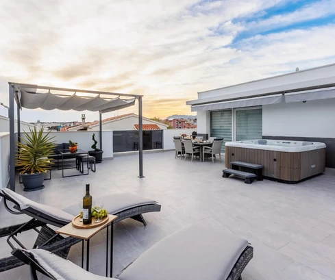 Ático en venta con vista al mar en Podstrana, Croacia