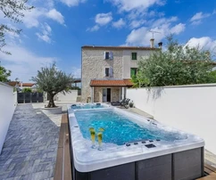 Istrien, Poreč – Renoviertes Steinhaus mit Jacuzzi zu verkaufen