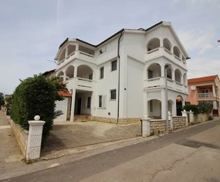 Südseite der Insel Vir, Apartmenthaus mit 6 Einheiten