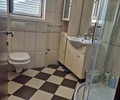 <p>Spalato, Manuš, appartamento suddiviso in due unità abitative di 50 m2 e 30 m2. (pianta allegata) Completamente rinnovati: impianto elettrico, idraulico, pavimenti, pareti, soffitto, aperture, soletta in cemento.</p>