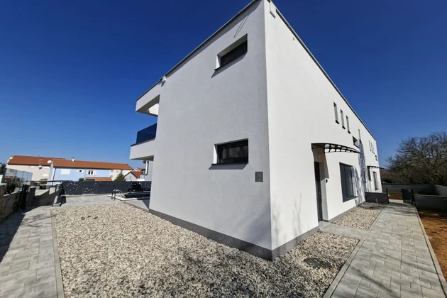 NOVÝ DVOJDOM S BAZÉNOM A VÝHĽADOM NA MORE, 1000 M OD PLÁŽE!