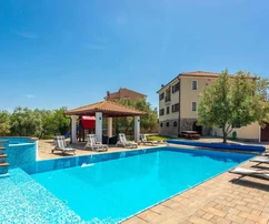 Krk, Dobrinj, villa rústica con piscina climatizada de 60 m², jacuzzi, sauna y gimnasio