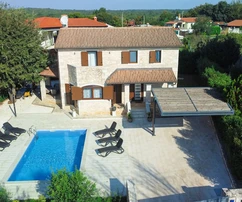 Bájos kővilla medencével Poreč közelében
