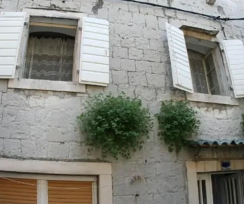 K. Štafilić, maison mitoyenne en pierre de 140 m2, à 50 m de la mer, centre-ville