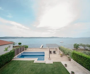 Villa con piscina in vendita in riva al mare a Sveti Filip i Jakov in Croazia
