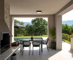 Istrien, Labin: Villa mit pool am dorfrand