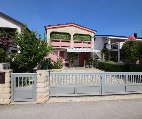 Samostatně stojící dům na jižní straně se dvěma apartmány