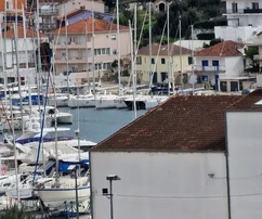 <p>Marina, stavebný pozemok 1948 m2, blízko centra, elektrina, voda, asfaltová cesta</p>