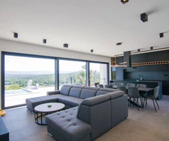 NOVÁ LUXUSNÁ VILA S BAZÉNOM A PRIESTRANNOU ZÁHRADOU!