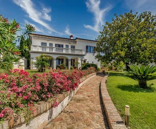 Luksusowa willa na sprzedaż zaledwie 30 metrów od morza w Umagu w Chorwacji