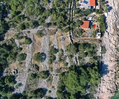 Drvenik Veli, Solinska, poľnohospodársky pozemok, plocha 1609 m2, 25 m od mora