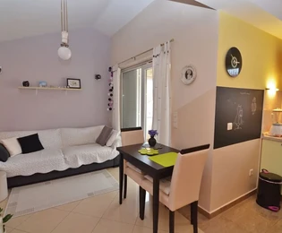 APPARTEMENT MEUBLÉ AVEC JARDIN, DANS UN ENDROIT CALME !