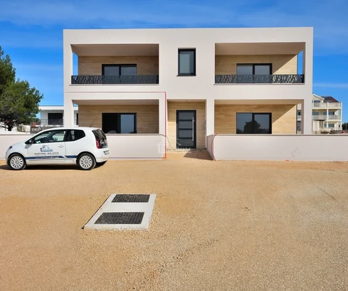 Vodice – kertkapcsolatos lakás csendes helyen