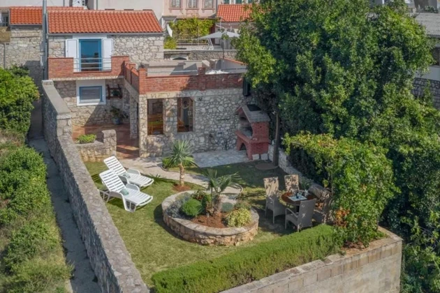Crikvenica, Steinhaus mit Panoramablick auf das Meer