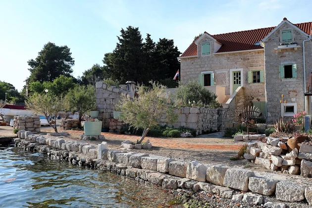 Prvic Luka, čiastočne zrekonštruovaný kamenný dom, prvý rad k moru, 298 m²