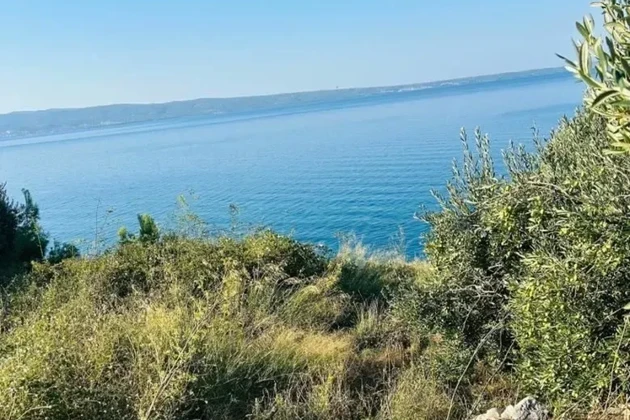 Podstrana, sv. Martin, stavební pozemek 20 m od moře, nad dálnicí