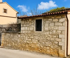Casa tradicional de piedra istriana con patio en el centro histórico de Sveti Lovreč