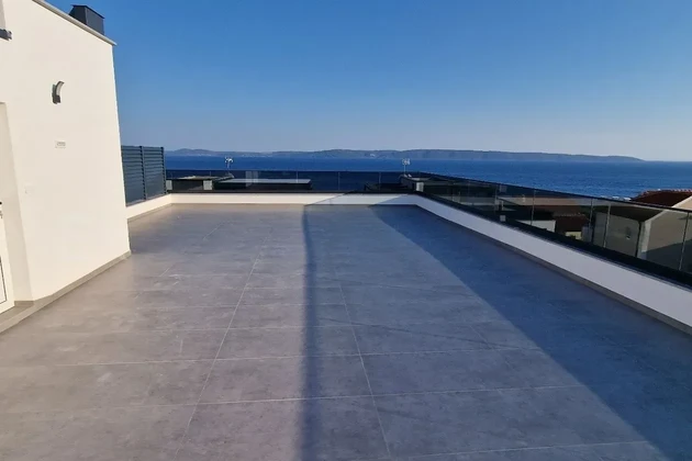 Čiovo, Okrug Gornji, apartamento de dos habitaciones 73 m2 + terraza en la azotea 74 m2, obra nueva