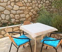 Isola di Lussino, casa con quattro appartamenti, 220 m², in una posizione tranquilla vicino al mare