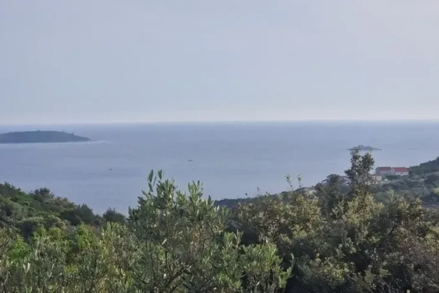 Marina, Vinišće, stavební pozemek 1006 m2, výhled na moře, ideální pro vilu