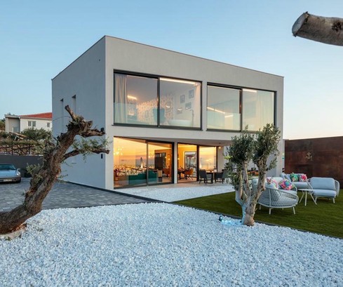 Moderní vila s výhledem na moře