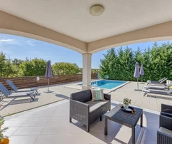 Istria, Tinjan - Incantevole casa su un unico piano con piscina