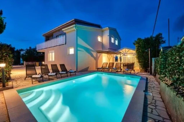 Luxury detached villa with pool and sauna in Ližnjan