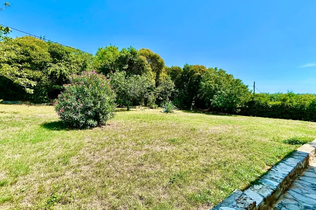 Istra, Umag – Građevinsko zemljište blizu mora s pogledom
