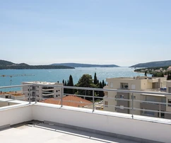 Seget Donji, penthouse 122 m2 in a new building, 230 m from the beach, garage