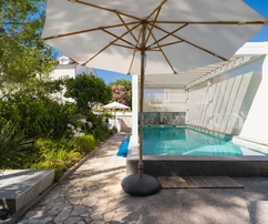 Biograd na Moru, maison unique avec piscine et pavillon en verre