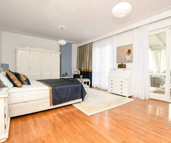 Casa espaciosa con apartamentos en venta en Umag, Croacia